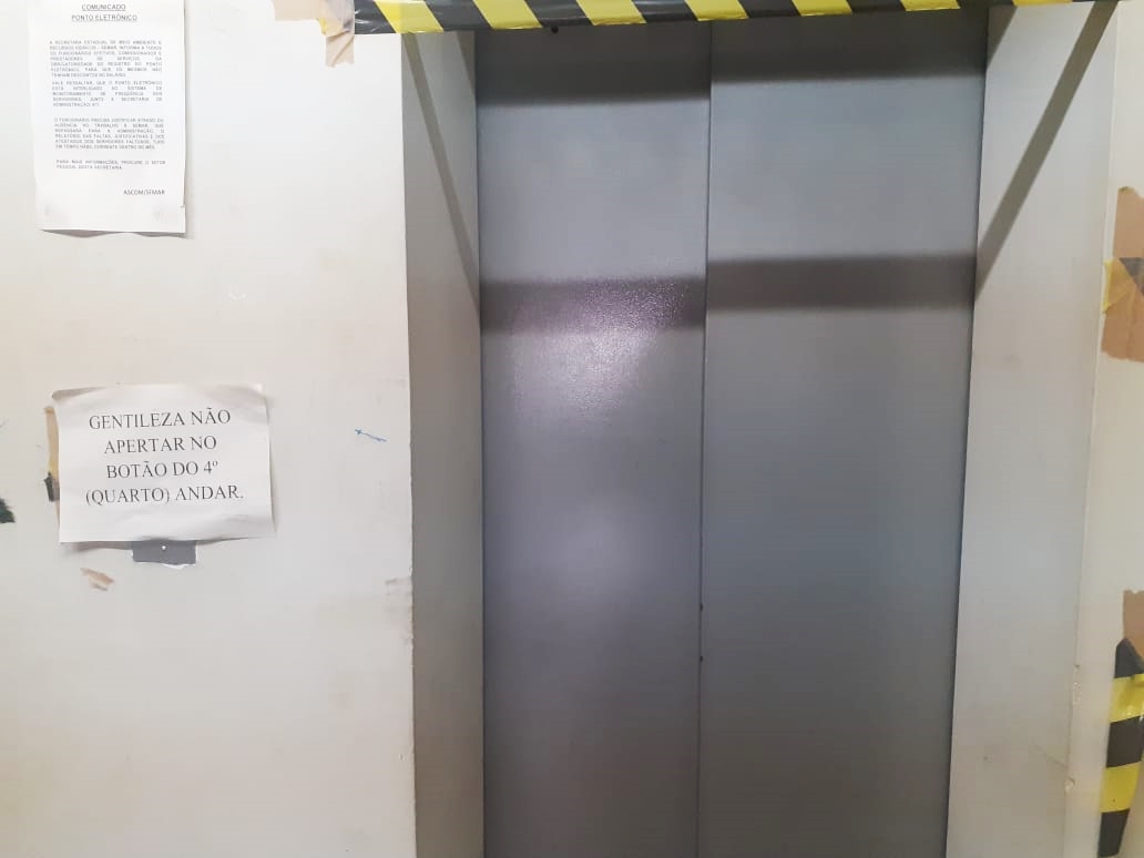 Aviso alerta ao usuário para não utilizar elevador