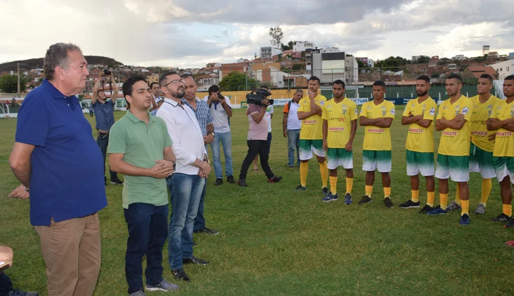 Dirigentes do Picos conversam com atletas
