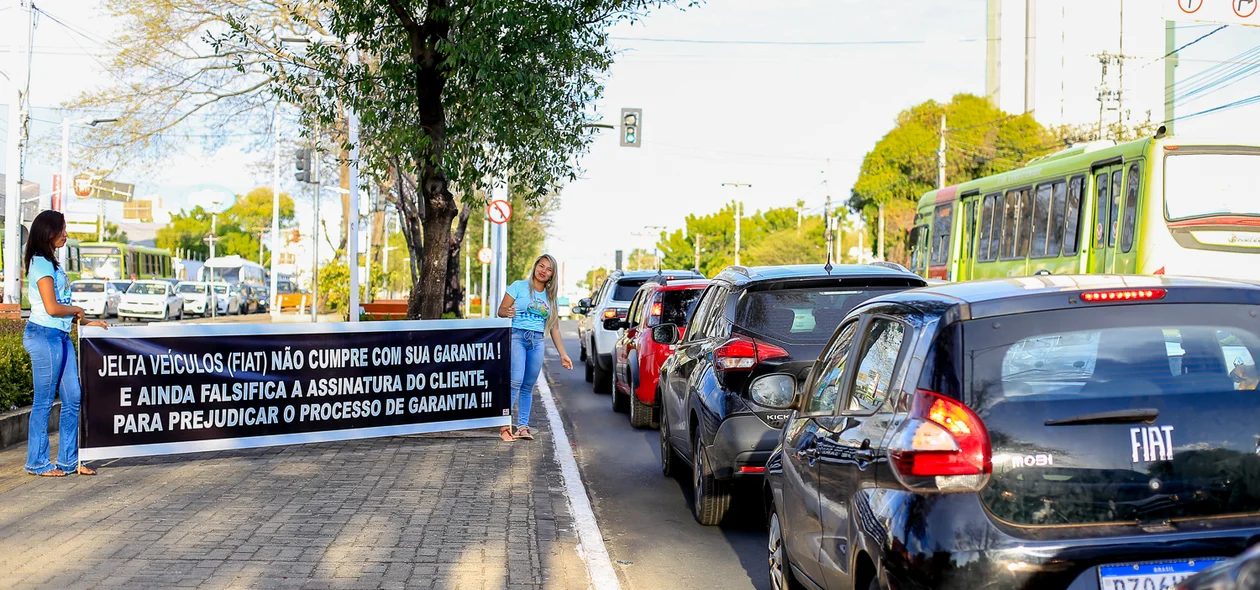 Meninas mostrando a faixa para motoristas 