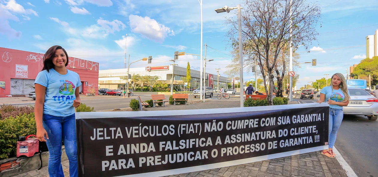 Meninas segurando a faixa 