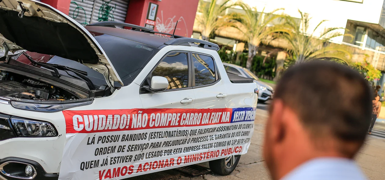 Senhor olhando a faixa