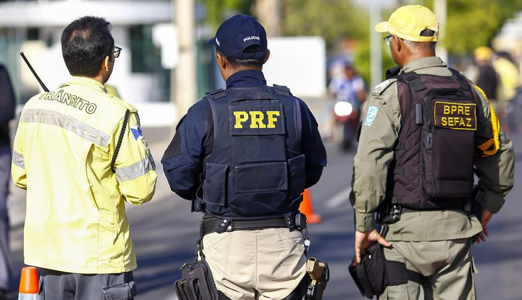 Agentes da PRF, Strans e BPRE em fiscalização na Avenida João XIII