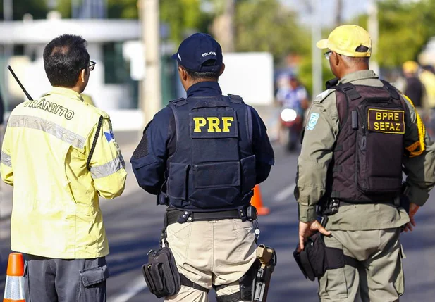 Agentes da PRF, Strans e BPRE em fiscalização na Avenida João XIII