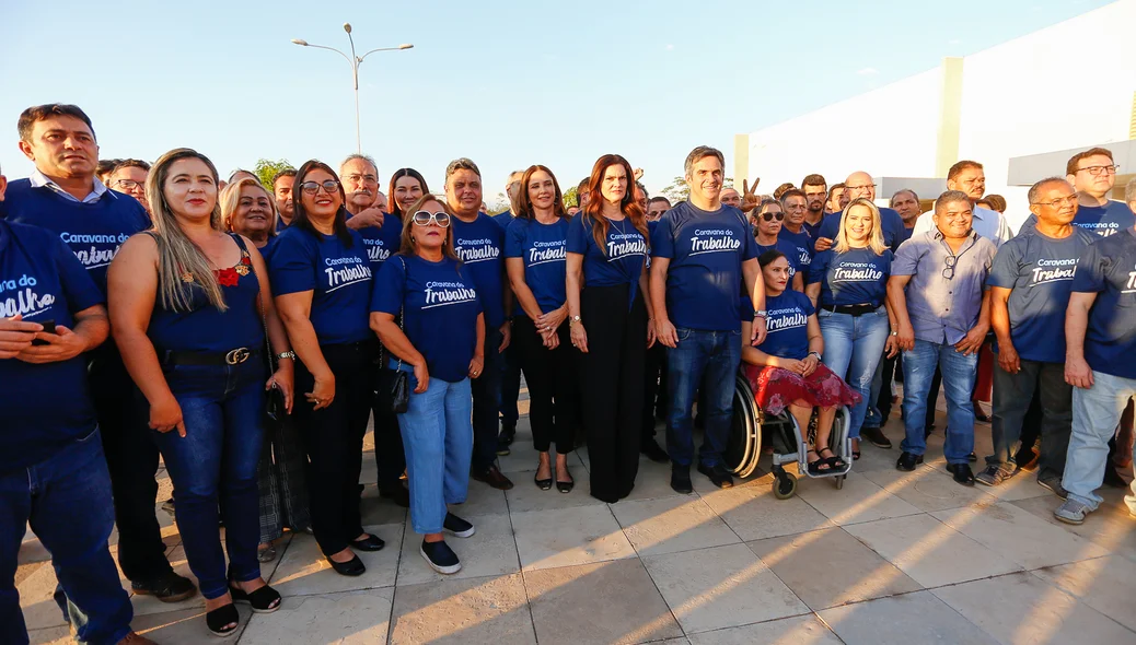 Autoridades reunidas em evento 