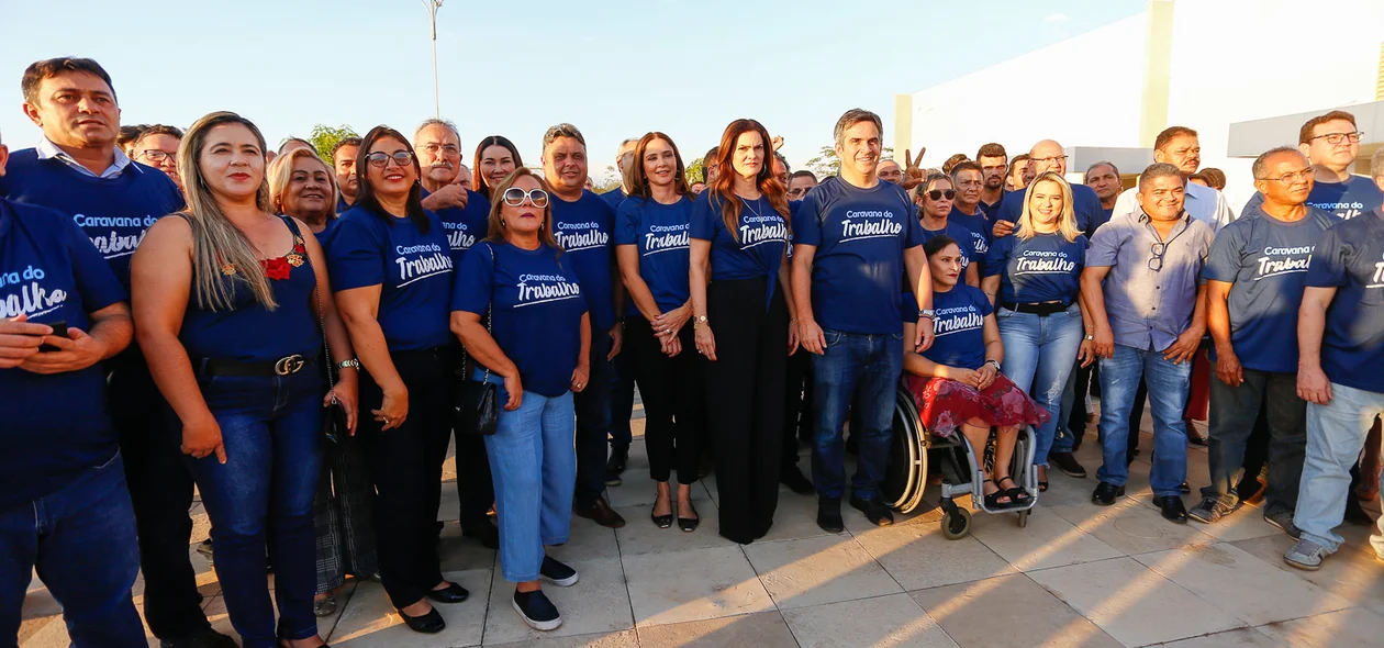 Autoridades reunidas em evento 