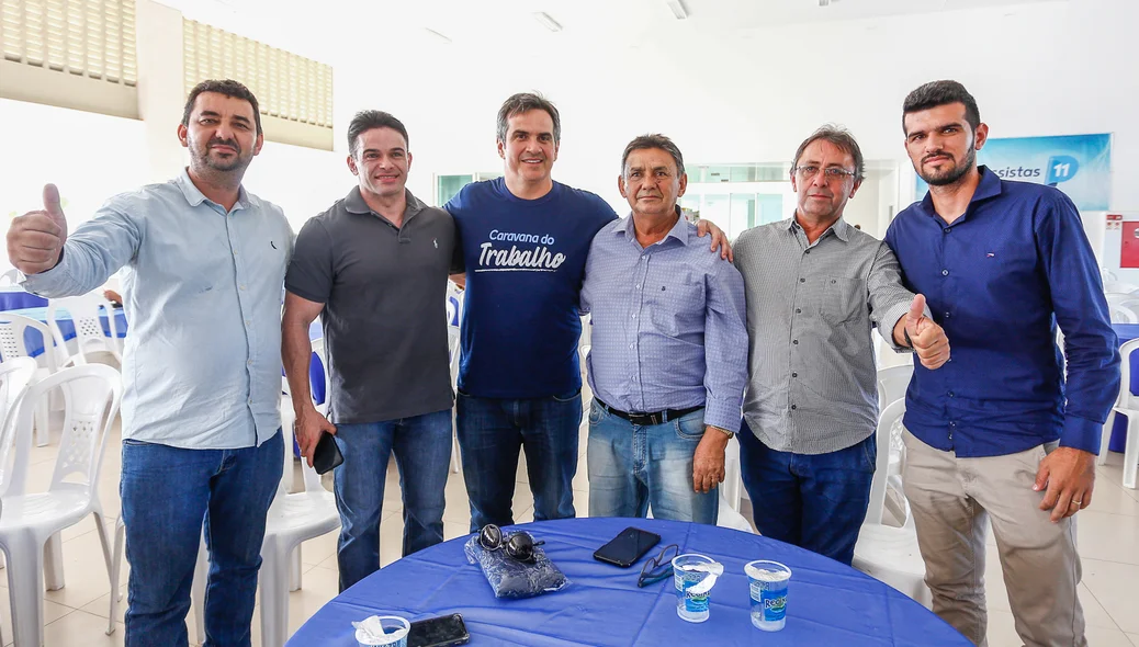 Ciro ao lado de autoridades