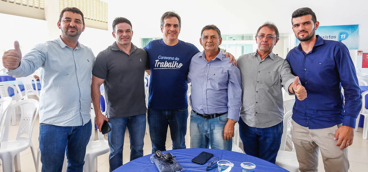 Ciro ao lado de autoridades
