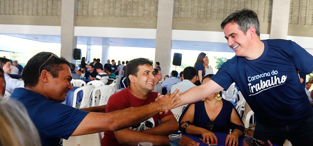 Ciro Nogueira cumprimentando pessoas no evento do PP