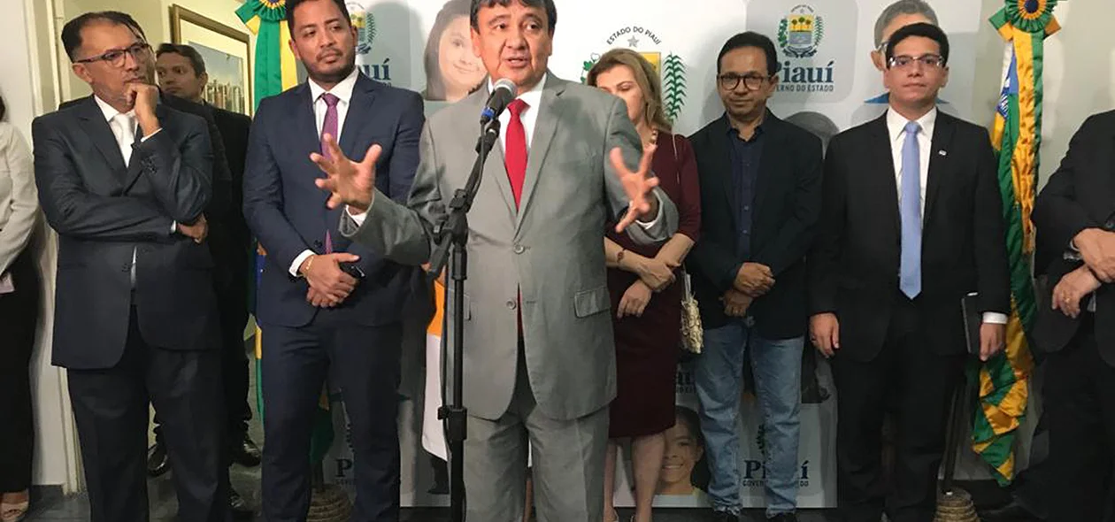 Governador falando da importância dos novos agentes 