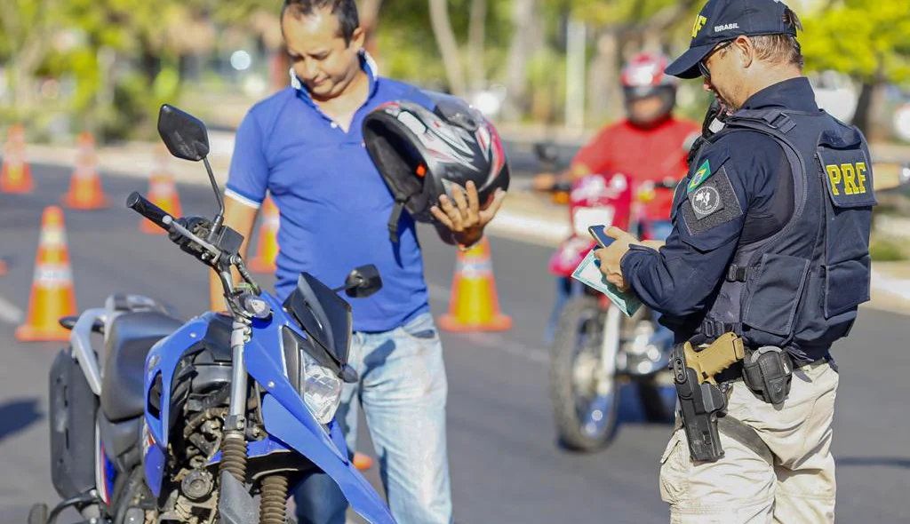 Motociclista é abordado durante fiscalização da Operação Rodovida