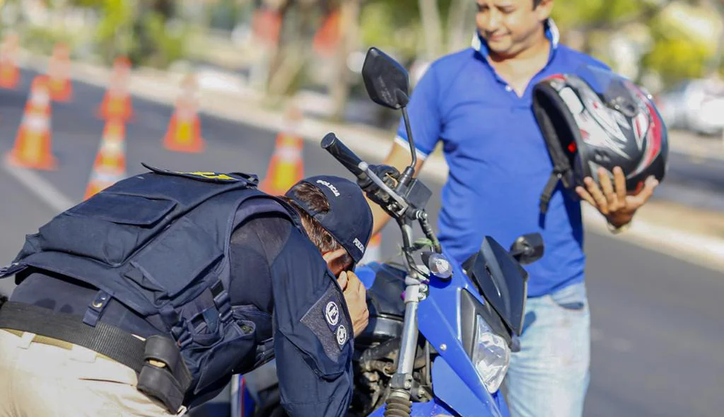 Policial Rodoviário fiscaliza número do chassi da motocicleta 