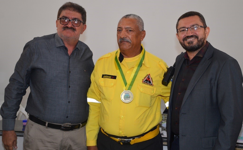 Sargento Genesiano, ao centro, foi condecorado recentemente com medalha de honra