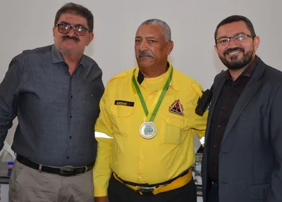 Sargento Genesiano, ao centro, foi condecorado recentemente com medalha de honra
