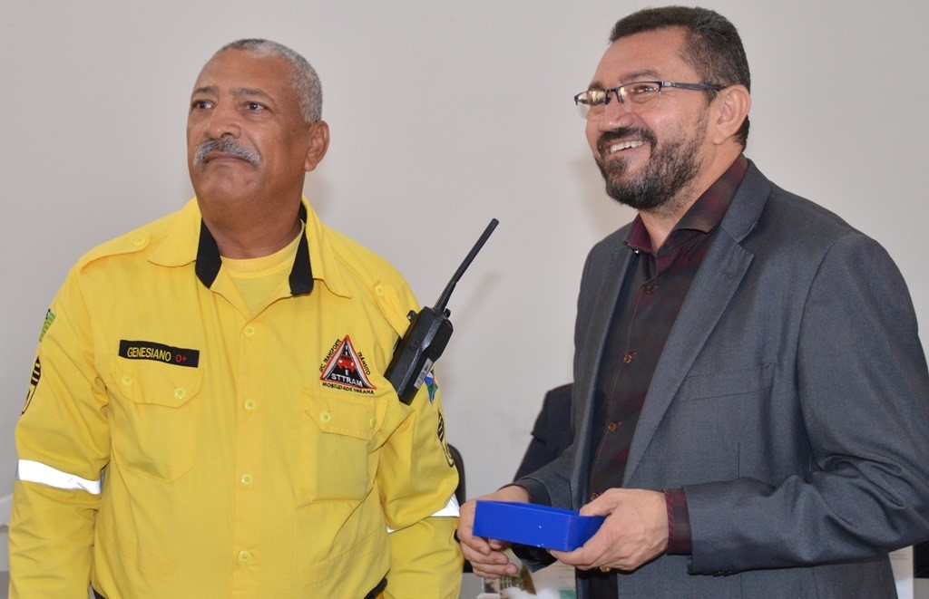 Sargento Genesiano recebe medalha de honra das mãos do prefeito Padre Walmir 