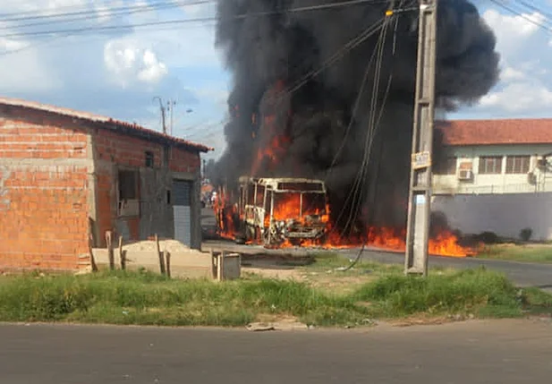 Acidente motivou o incêndio no ônibus