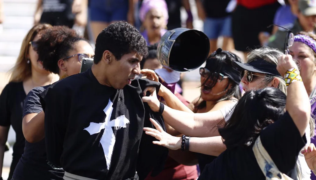Manifestação terminou confusão na frente da igreja São Benedito