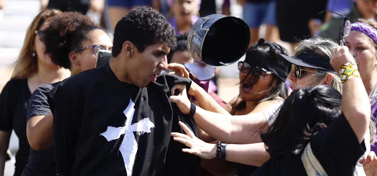 Manifestação terminou confusão na frente da igreja São Benedito