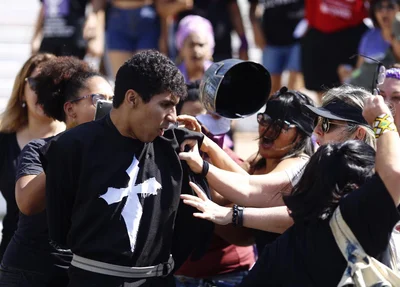 Manifestação terminou confusão na frente da igreja São Benedito