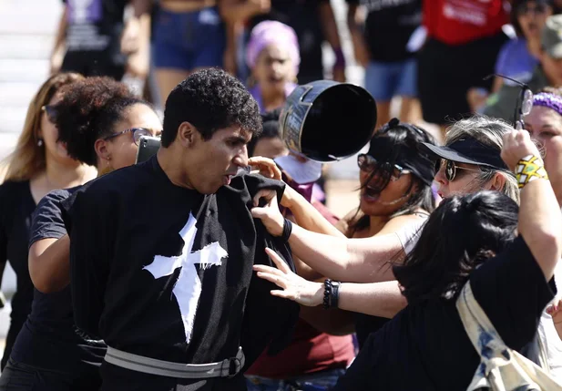 Manifestação terminou confusão na frente da igreja São Benedito