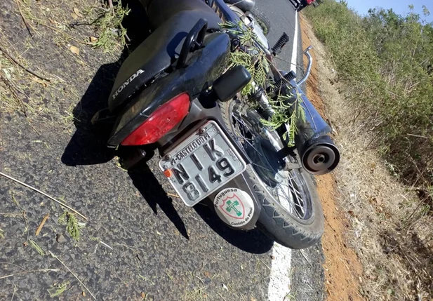 Motocicleta da vítima na PI 115