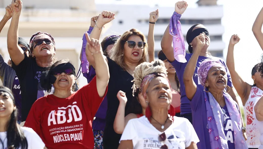 Mulheres se reuniram na frente da igreja São Benedito para protestar