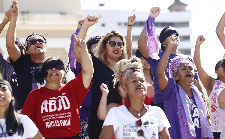 Mulheres se reuniram na frente da igreja São Benedito para protestar
