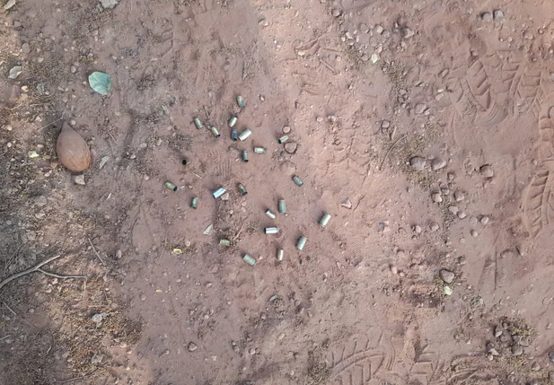 Cápsulas encontradas no local do crime
