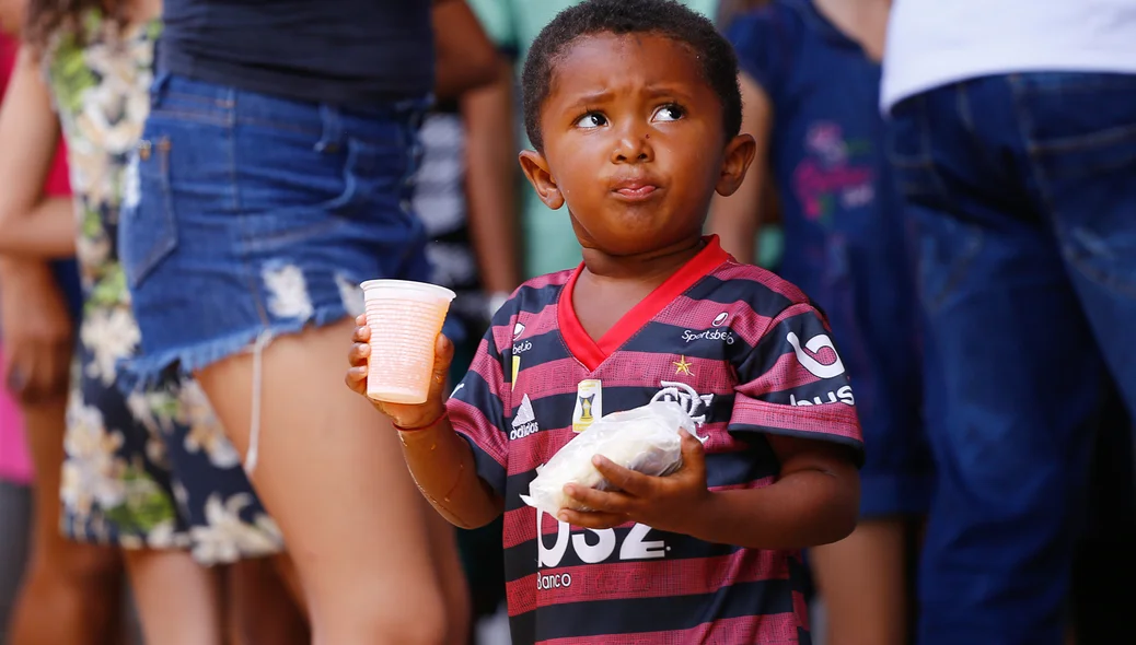 Criança com lanche