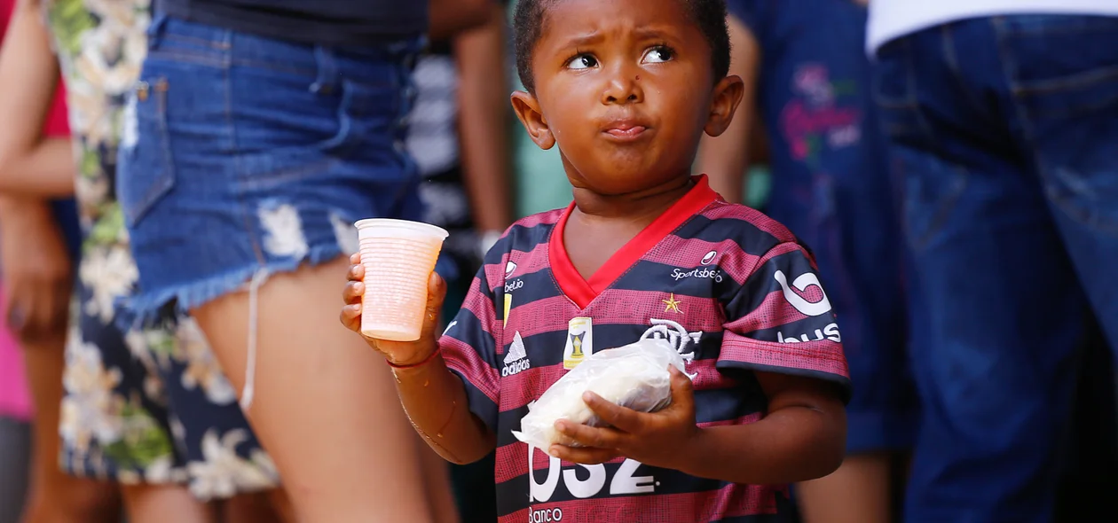 Criança com lanche