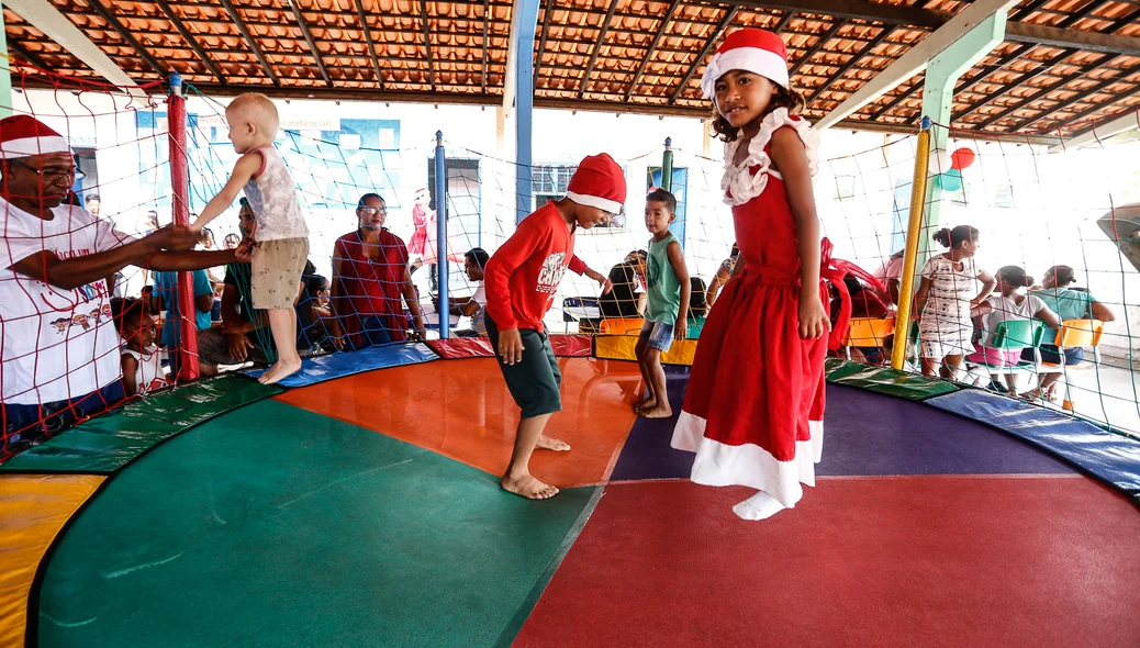Crianças brincando