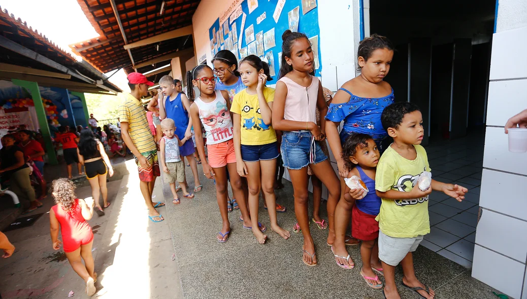 Crianças na fila para receber merenda