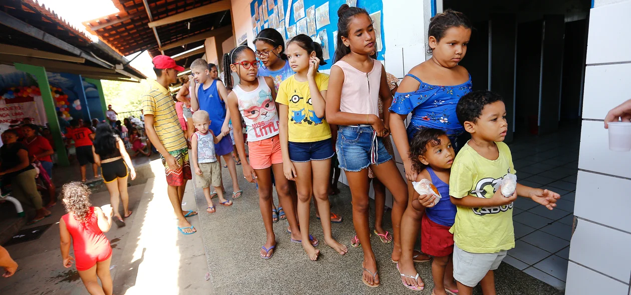 Crianças na fila para receber merenda