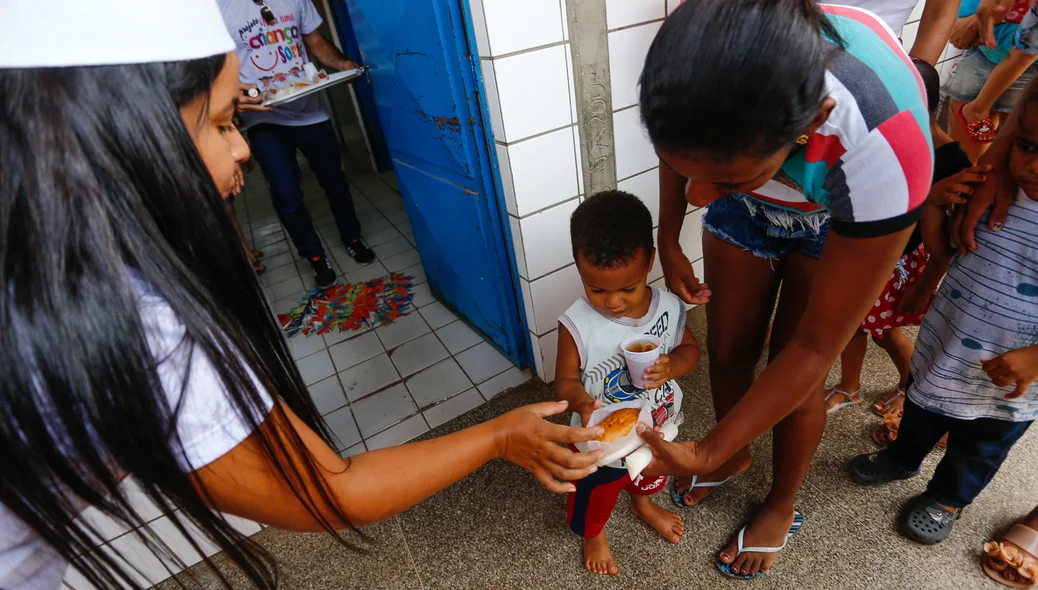 Entrega de lanche para crianças 