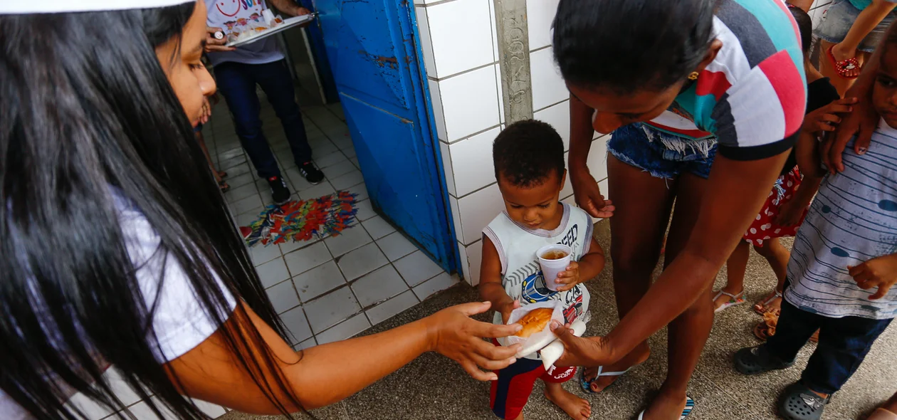 Entrega de lanche para crianças 
