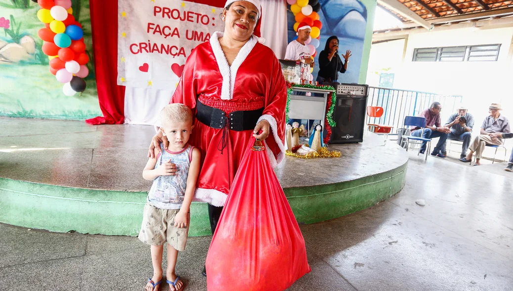 Mamãe noel com criança 
