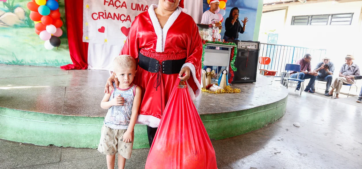 Mamãe noel com criança 