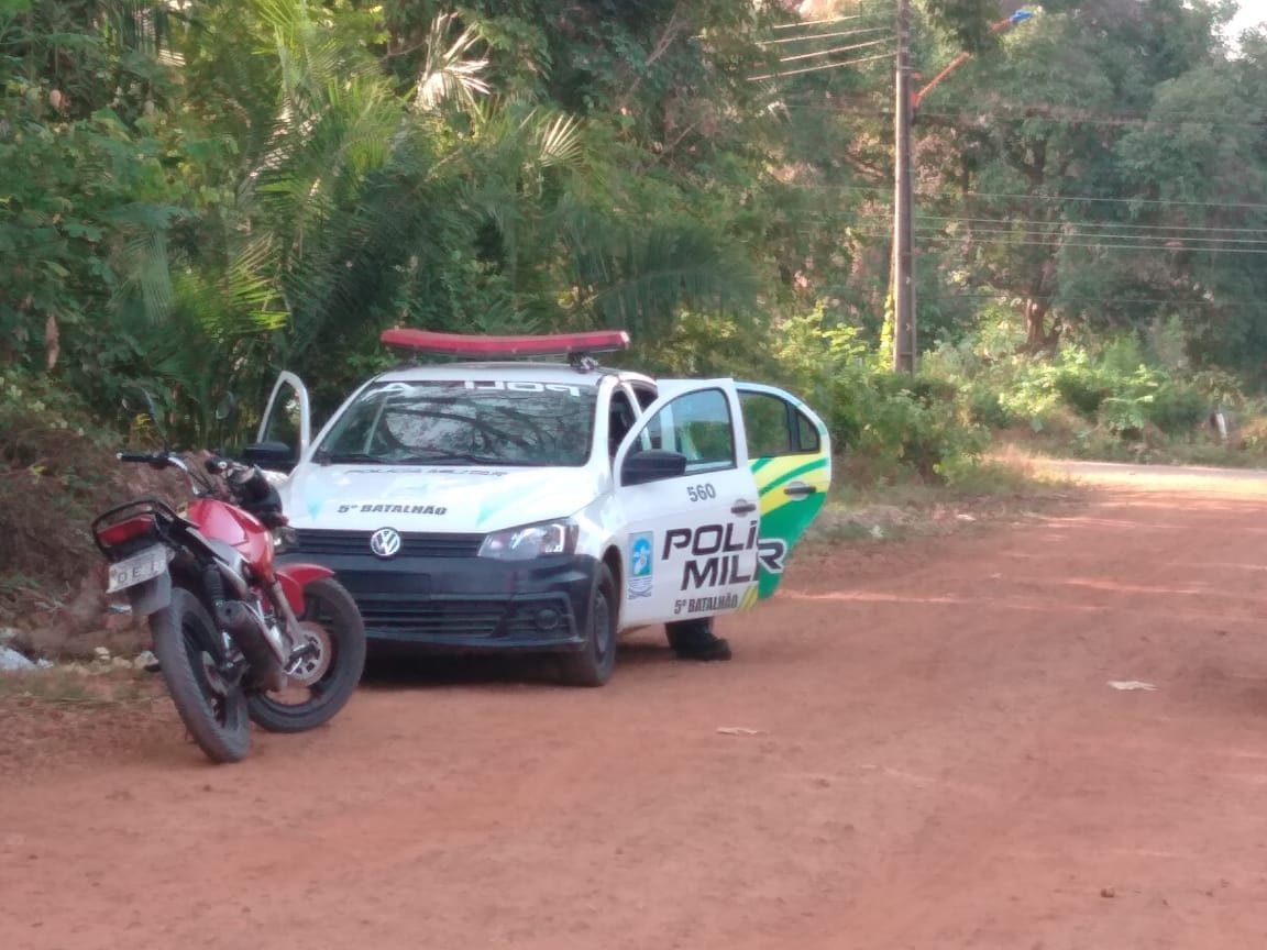 Polícia Militar no local onde um corpo foi encontrado