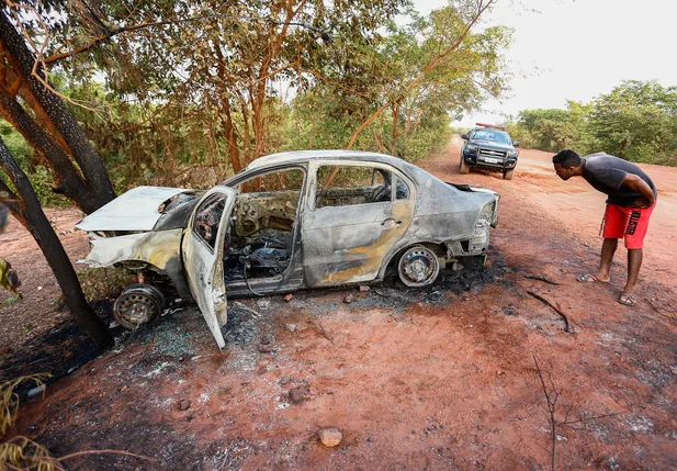 Veículo pega fogo após bater em árvore em Timon Maranhão