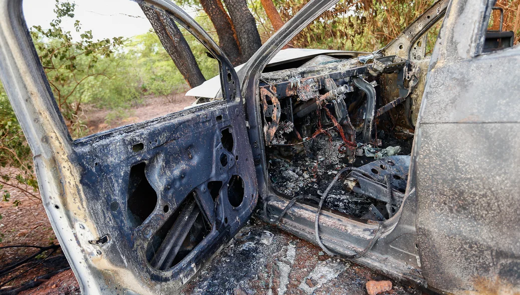 Carro ficou totalmente destruído 