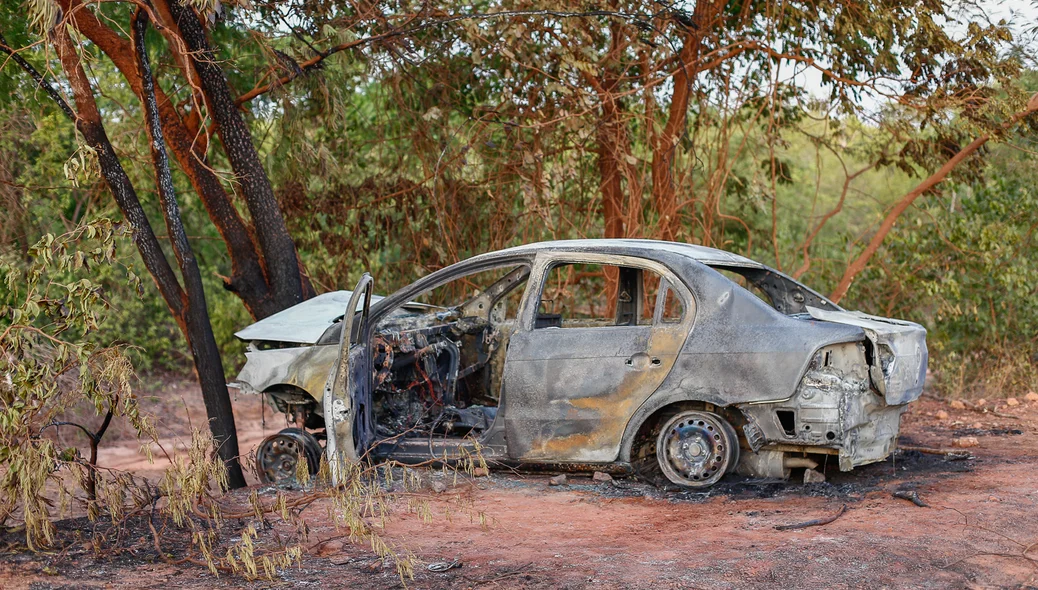Carro pega fogo e fica totalmente destruído 