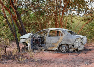 Carro pega fogo e fica totalmente destruído 