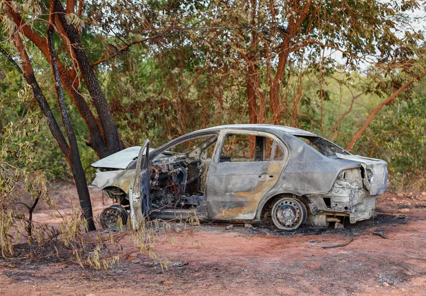 Carro pega fogo e fica totalmente destruído 