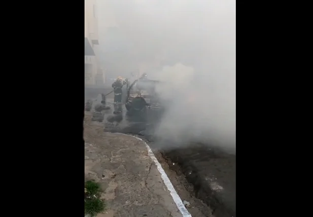 Carro pega fogo no centro de Teresina