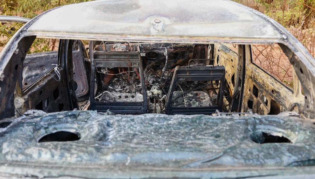 Carro totalmente destruído