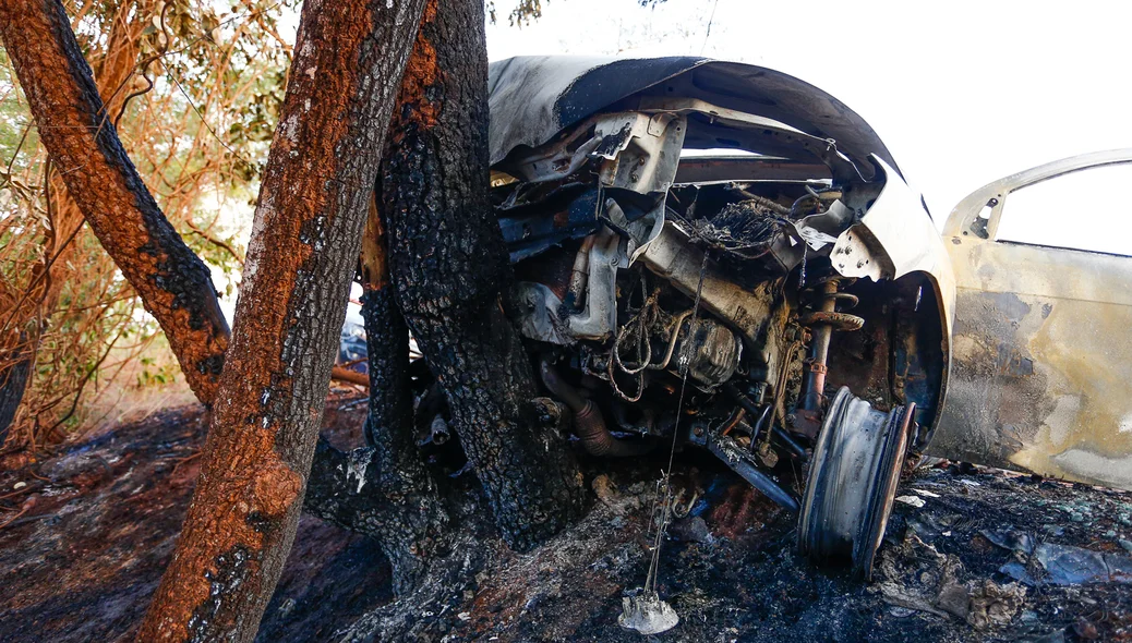 Frente do veículo ficou destruída 