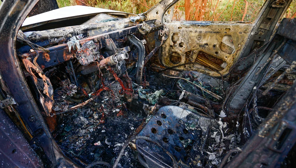 Veículo ficou destruído 