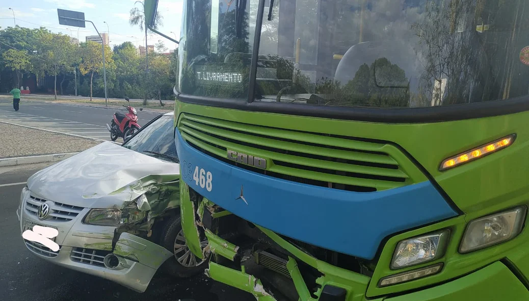 Colisão entre carro de passeio e ônibus na Avenida Raul Lopes