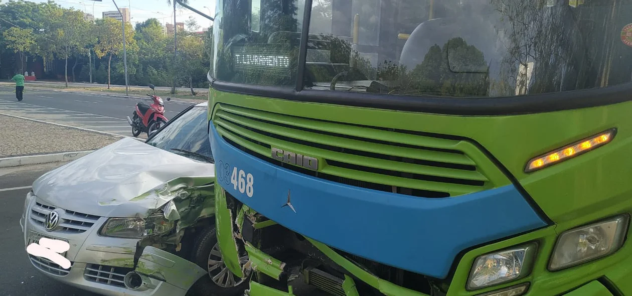 Colisão entre carro de passeio e ônibus na Avenida Raul Lopes