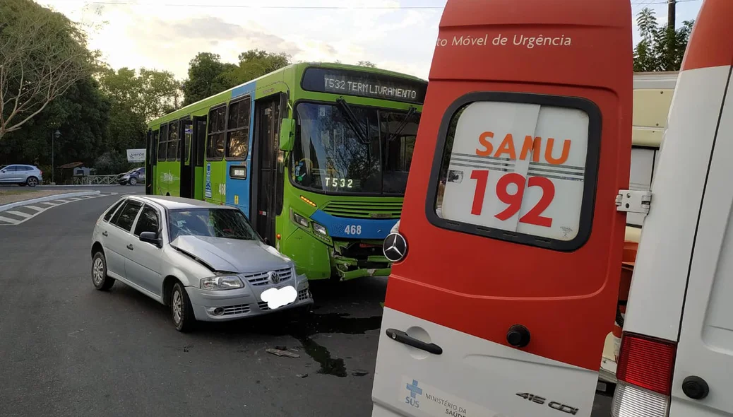 Colisão entre carro de passeio e ônibus no bairro Noivos