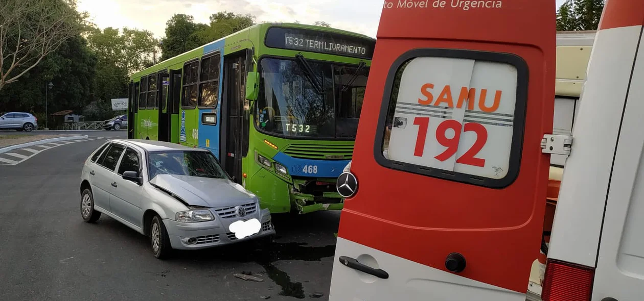 Colisão entre carro de passeio e ônibus no bairro Noivos
